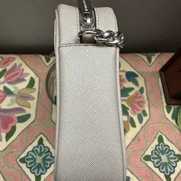 AUTHENTIC MICHAEL KORS CROSSBODY BAG. - Picture 4 of 8